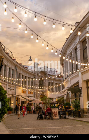 Strada illuminata di Cotton Rows nel centro di Tbilisi, capitale della Georgia. Si trova nella zona dei ristoranti e dei bar, popolare tra i turisti. Foto Stock