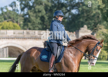 Land Rover Burghley Horse Trials, Lincolnshire Inghilterra , 6 settembre 2019. Zara Tindall e il suo cavallo affare di classe, di praticare il loro dressgage rou Foto Stock