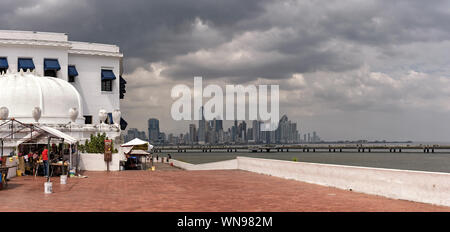 Panama city skyline visto dalla città vecchia Casco Viejo Foto Stock