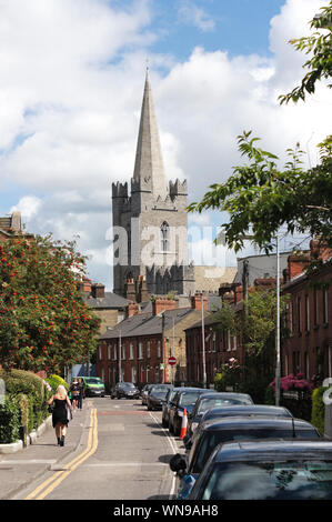 Guardando verso la Cattedrale di St Patrick dalla nuova riga a sud di Dublino, Irlanda Foto Stock