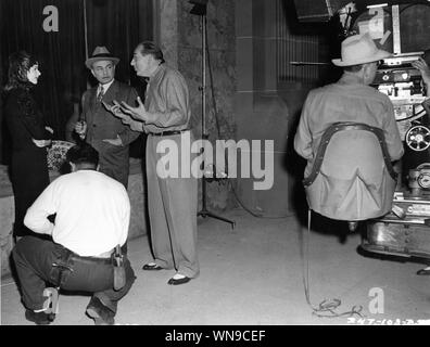 FRITZ LANG dirigere Joan Bennett e Edward G. Robinson nella donna nella finestra 1944 sul set candide le riprese del film noir Christie Corporation / International Pictures / RKO Radio Pictures Foto Stock