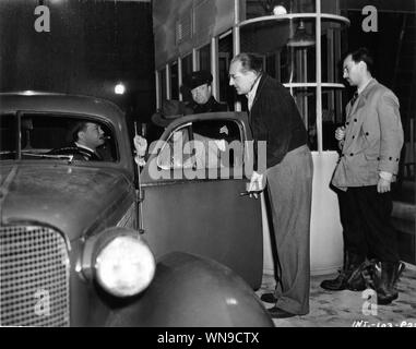 FRITZ LANG dirigere Edward G. Robinson nella donna nella finestra 1944 sul set candide le riprese del film noir Christie Corporation / International Pictures / RKO Radio Pictures Foto Stock