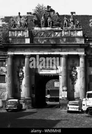 01 gennaio 1979, Berlino e Potsdam: Brandeburgo/RDT/1979 Potsdam e Alter Markt. Gate del primo carrello stabile, Marstall. Parte del castello prussiano. Cespugli crescono tra le sculture sul tetto. Nulla è stato fatto per il castello per un lungo periodo di tempo. // Storia////decadimento restauro/Stati Federali/Urbanistica.Caption locale *** residence prussiano di Potsdam. Il Royal Mews, gli allenatori cantiere. Tra le sculture sul tetto sono in crescita di arbusti. Foto: Paul Glaser/dpa-Zentralbild/ZB Foto Stock