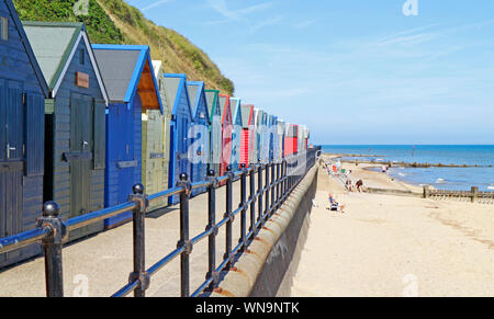 Una vista della spiaggia, il lungomare e la spiaggia, capanne, presso la stazione balneare di Mundesley, Norfolk, Inghilterra, Regno Unito, Europa. Foto Stock