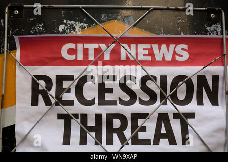 Dettaglio di un vecchio Evening Standard titolo di giornale per venerdì 30 agosto, parlando di incertezza economica e il trattamento della recessione su un eventuale No-deal Brexit tra il primo ministro britannico Boris Johnson il governo e l' Unione europea, nella City di Londra, (aka Square Mile) la capitale del distretto finanziario, lunedì 2 settembre 2019, a Londra, in Inghilterra. Foto Stock