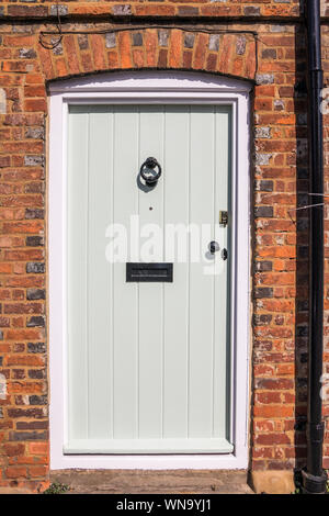 Bianco porta anteriore di stile Georgiano casa a Beaconsfield, Buckinghamshire, Inghilterra Foto Stock