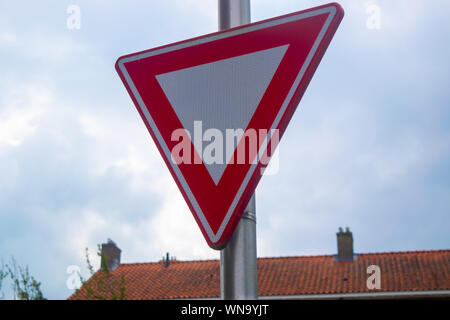 Dutch cartello stradale: dare la priorità al traffico sulla strada principale davanti Foto Stock