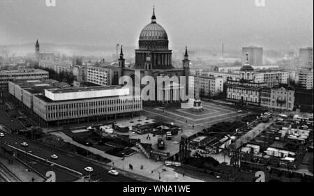 01 gennaio 1979, Berlino e Potsdam: stati federali/Brandeburgo/RDT/1979 Potsdam, Nikolai-Kirche, piazza dove il castello della città sorgeva dietro il Municipio della Città Vecchia, sulla sinistra un GDR ministero Foto: Paul Glaser/dpa-Zentralbild/ZB Foto Stock