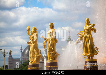 Fontana di amicizia delle nazioni o popoli dell'URSS, mostra di conquiste dell economia nazionale VDNKh a Mosca, Russia, donne statue, frammento Foto Stock