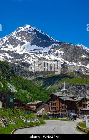 Tignes, ski resort France, sulle Alpi francesi, Tarentaise con chiesa e montagne innevate Foto Stock