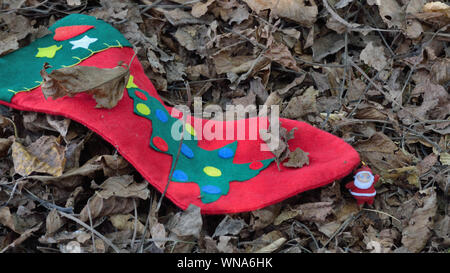 Rosso calza di Natale a forma di sacchetto per terra Foto Stock