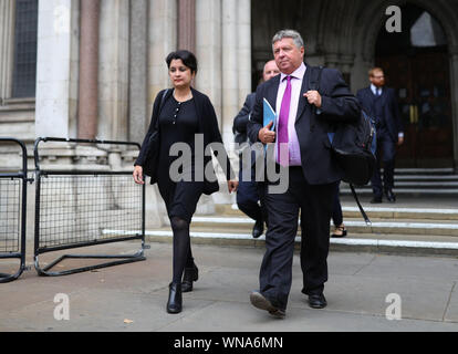 La baronessa Shami Chakrabarti lascia il Royal Courts of Justice di Londra dopo aver frequentato il sindacato giurisdizionale udienza nella decisione di prorogue Parlamento. Foto Stock