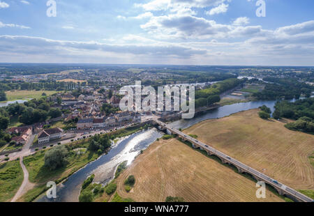 Francia, Nièvre, Decize, la città e il ponte sopra il vecchio Loire, morto un braccio della Loira (vista aerea) // Francia, Nièvre (58), Decize, la ville et Foto Stock