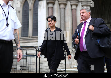 La baronessa Shami Chakrabarti lascia il Royal Courts of Justice di Londra dopo aver frequentato il sindacato giurisdizionale udienza nella decisione di prorogue Parlamento. Foto Stock