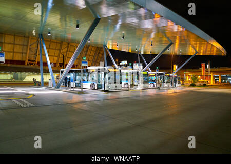 Zurigo, Svizzera - circa ottobre, 2018: l'aeroporto internazionale di Zurigo di notte. Foto Stock