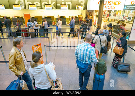 Zurigo, Svizzera - circa ottobre, 2018: zona di check-in in aeroporto internazionale di Zurigo. Foto Stock