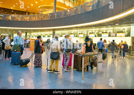 Zurigo, Svizzera - circa ottobre, 2018: zona di check-in in aeroporto internazionale di Zurigo. Foto Stock