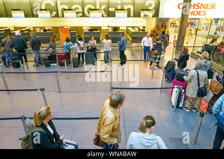 Zurigo, Svizzera - circa ottobre, 2018: zona di check-in in aeroporto internazionale di Zurigo. Foto Stock