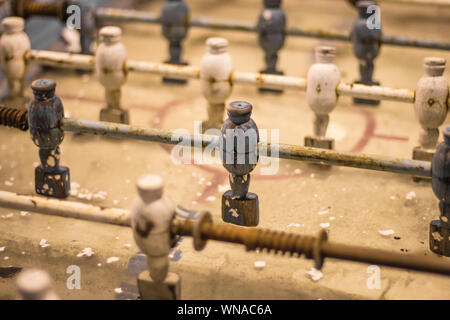 Sul tavolo è un antico replica giocatore di calcio. Foto Stock