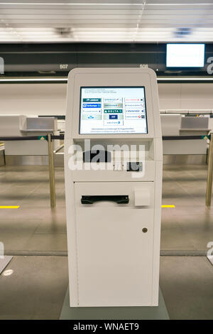 Zurigo, Svizzera - circa ottobre, 2018: Apparecchio di check-in self-service in aeroporto internazionale di Zurigo. Foto Stock