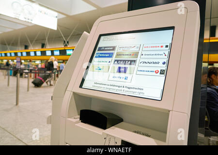 Zurigo, Svizzera - circa ottobre, 2018: Immagine ravvicinata di apparecchio di check-in self-service in aeroporto internazionale di Zurigo. Foto Stock