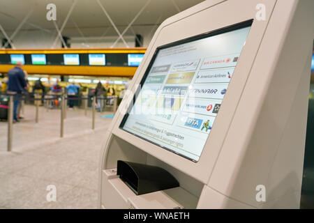 Zurigo, Svizzera - circa ottobre, 2018: Immagine ravvicinata di apparecchio di check-in self-service in aeroporto internazionale di Zurigo. Foto Stock