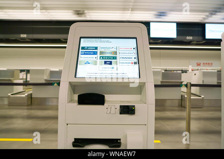 Zurigo, Svizzera - circa ottobre, 2018: Immagine ravvicinata di apparecchio di check-in self-service in aeroporto internazionale di Zurigo. Foto Stock