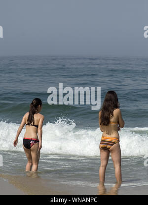 Le persone che si godono la spiaggia e il mare all'Atlantic Coast resort di Biscarrosse. Dipartimento delle Landes. A sud-ovest della Francia. Foto Stock