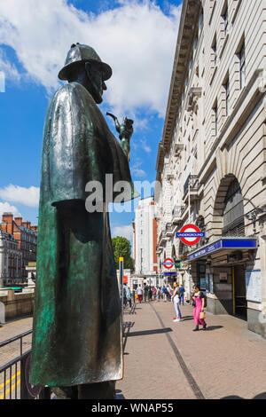 Inghilterra, Londra, Marylebone e Baker Street, Statua di Sherlock Holmes dallo scultore Giovanni Doubleday davanti la stazione della metropolitana di Baker Street Foto Stock