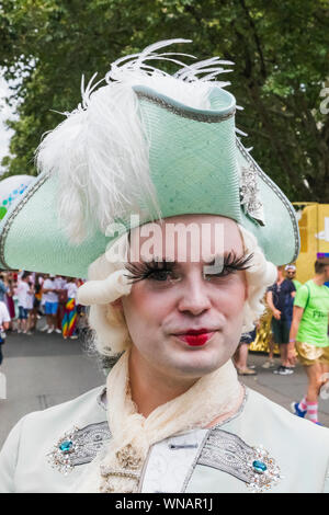 Inghilterra, Londra, l'annuale Festival di orgoglio, Ritratto di parata maschio partecipante vestito in un colorato costume storico Foto Stock