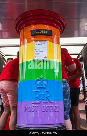 Inghilterra, Londra, l'annuale Festival di orgoglio, Royal Mail Parade partecipanti galleggiante dotato di Postbox dipinta con orgoglio i colori Foto Stock