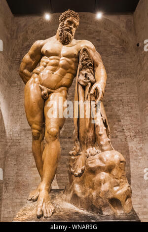 Inghilterra, Londra, Piccadilly, Birlington House, la Royal Academy of Arts, Cast Statua di Ercole Farnese In riposo datata 1790 Foto Stock