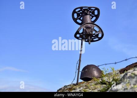 Vinadio, Piemonte, Italia.Luglio 2019. Un monumento commemorativo dedicato a coloro i quali che sono stati uccisi durante la Seconda Guerra Mondiale, fatta con gli oggetti dal tempo. In evidenza rusty b Foto Stock