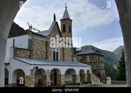 Sant'Anna di Vinadio, Piemonte, Italia. Luglio 2019. Veduta della facciata del santuario. Giornata di sole. Foto Stock