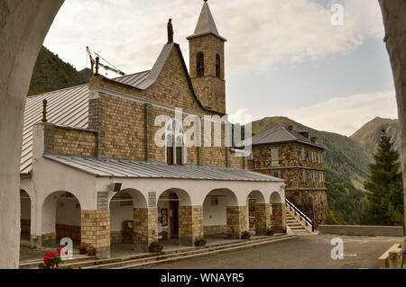 Sant'Anna di Vinadio, Piemonte, Italia. Luglio 2019. Veduta della facciata del santuario. Giornata di sole. Foto Stock