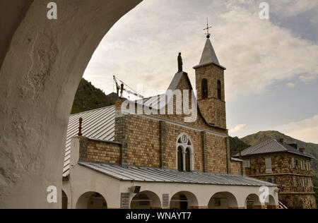 Sant'Anna di Vinadio, Piemonte, Italia. Luglio 2019. Veduta della facciata del santuario. Giornata di sole con nuvole. Foto Stock