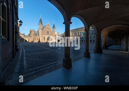 Parlamento olandese corte interna e sala dei cavalieri night view all'Aia, Paesi Bassi Foto Stock