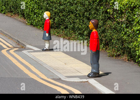 Un cosiddetto Billy & Belinda attraversamento pedonale al di fuori di una scuola in Maidenhead con bambino-come delimitatori di poliuretano Foto Stock