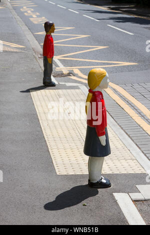 Un cosiddetto Billy & Belinda attraversamento pedonale al di fuori di una scuola in Maidenhead con bambino-come delimitatori di poliuretano Foto Stock