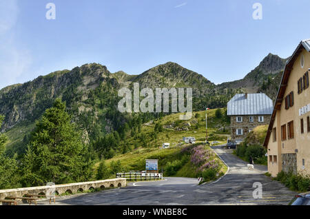 Sant'Anna di Vinadio, Piemonte, Italia. Luglio 2019. Vista del borgo, sulla sinistra la stradina che conduce alla statua di Saint Anne immessi sul Foto Stock