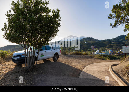 Ford Ranger la trazione a quattro ruote motrici il veicolo parcheggiato a accesso ai piedi di Monte del Agua area di Erjos, Tenerife, Isole Canarie, Spagna Foto Stock