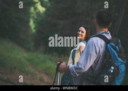 Coppia felice è escursioni nella foresta. Foto Stock