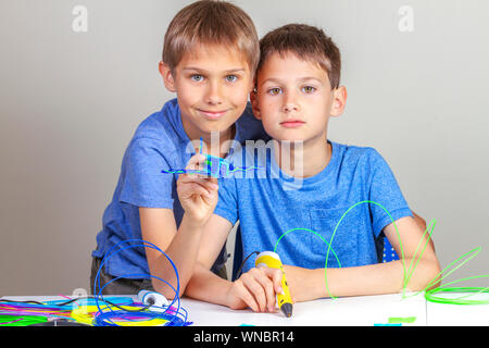 Due ragazzi che creano con la stampa 3d penne Foto Stock