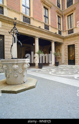 L'Italia, Lombardia, Milano, Bagatti Valsecchi Palace Museum, il cortile Foto Stock