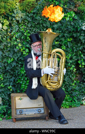 Street Performer giocando una fiammante Tube, London, England, Regno Unito Foto Stock