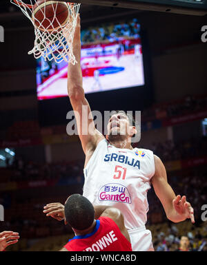 (190906) -- WUHAN, Sett. 6, 2019 (Xinhua) -- Boban Marjanovic di Serbia schiacciate durante il gruppo J match tra Serbia e Puerto Rico al 2019 FIBA World Cup a Wuhan, capitale della Cina centrale della provincia di Hubei, Sett. 6, 2019. (Xinhua/Xiao Yijiu) Foto Stock