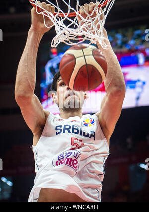 (190906) -- WUHAN, Sett. 6, 2019 (Xinhua) -- Boban Marjanovic di Serbia schiacciate durante il gruppo J match tra Serbia e Puerto Rico al 2019 FIBA World Cup a Wuhan, capitale della Cina centrale della provincia di Hubei, Sett. 6, 2019. (Xinhua/Xiao Yijiu) Foto Stock