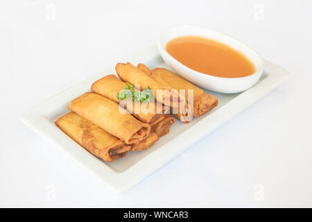 Fritti cinesi involtini primavera serviti con un pomodoro salsa piccante Foto Stock