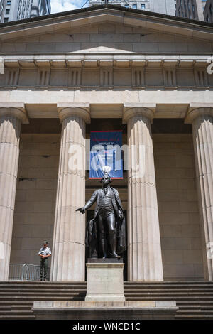 Federal Hall di New York, vista del George Washington statua collocata all'ingresso alla Federal Hall di Wall Street, la parte inferiore di Manhattan, New York City, Stati Uniti d'America Foto Stock