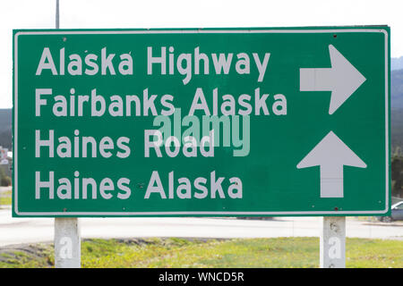 Cartello stradale sulla Alaska autostrada a Haines Junction nello Yukon, Canada. La strada è stata costruita durante la Seconda Guerra Mondiale in esecuzione attraverso lo Yukon a Foto Stock